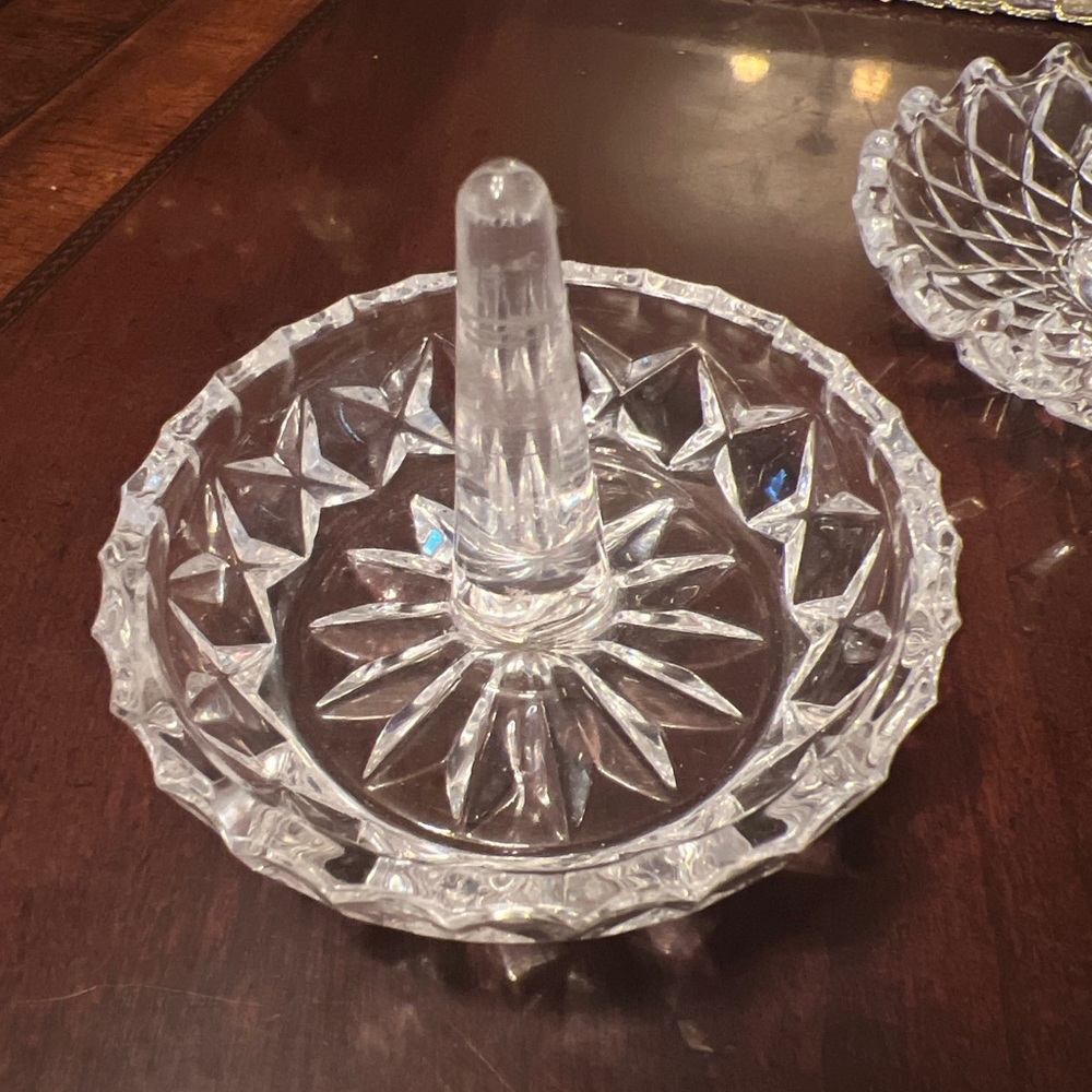 BEAUTIFUL CRYSTAL RING HOLDER - ROUND  - DIAMOND POINT DESIGN